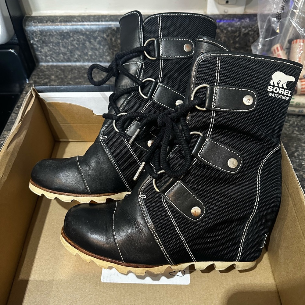Sorel Women's Black and Cream Winter Boots